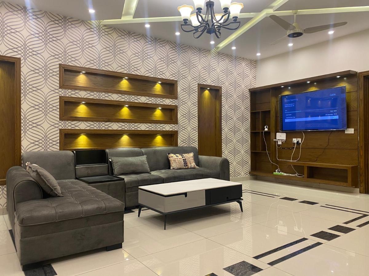 Luxury Guest House In Bahria Town 拉瓦尔品第 外观 照片