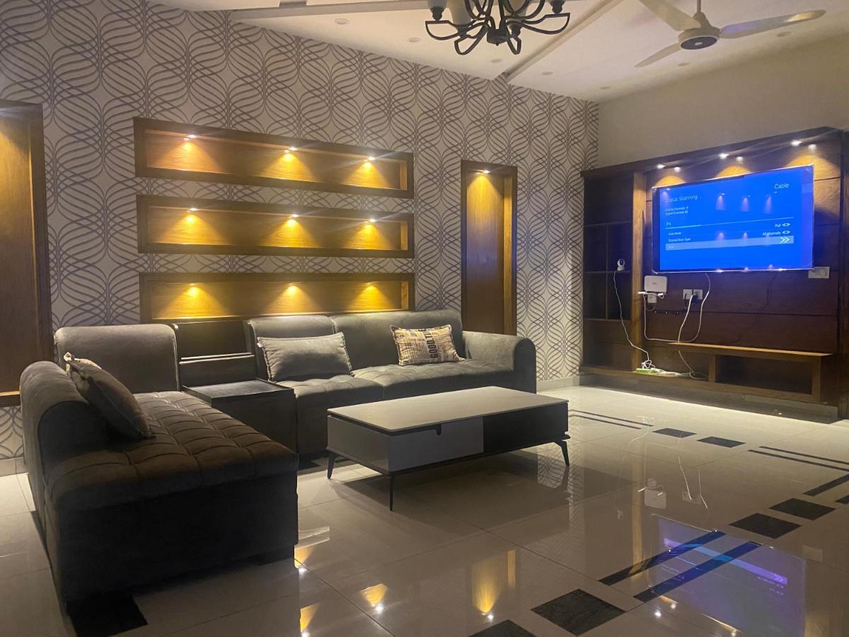 Luxury Guest House In Bahria Town 拉瓦尔品第 外观 照片